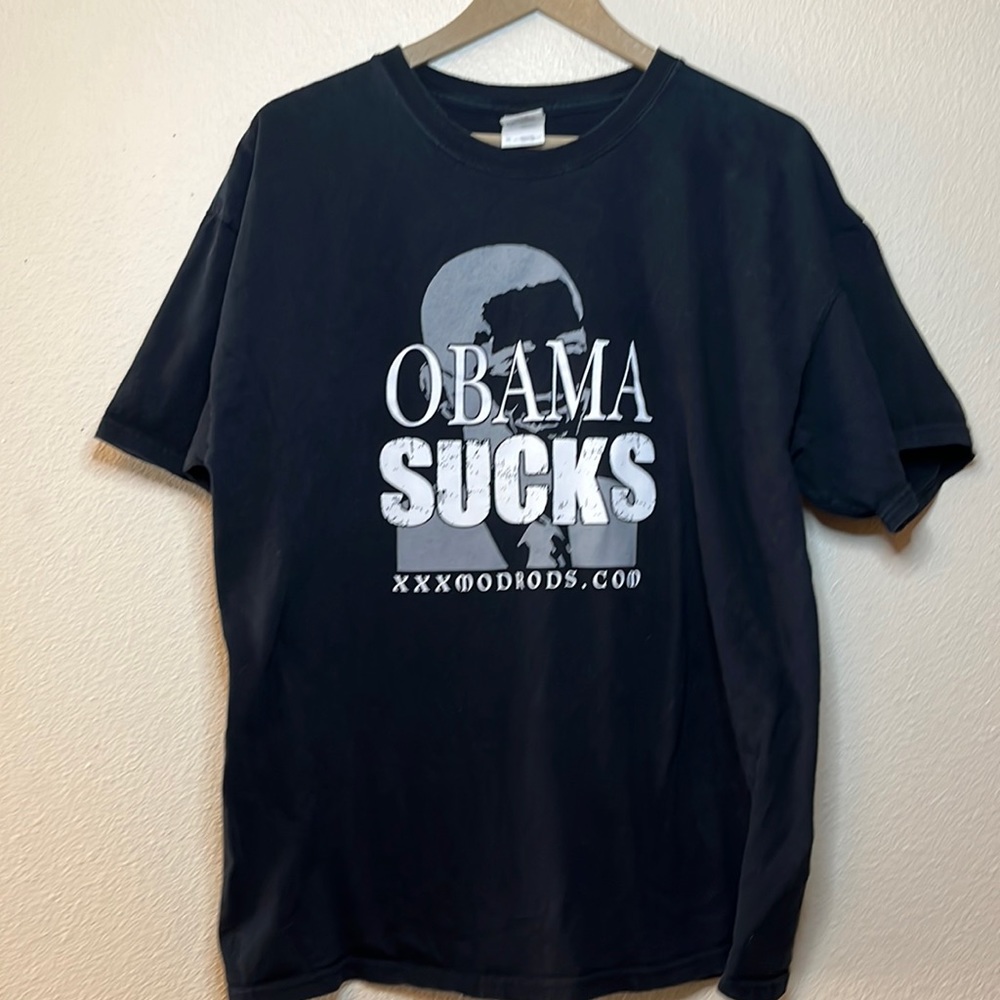 Obama sucks graphic T-shirt